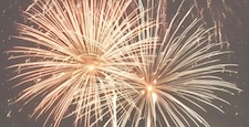 夏の夜空に広がる花火｜季節感のある風景イラスト[背景透過]