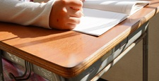 学校の教室で授業のノートをとっている子供の手元。