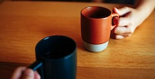コーヒーを飲むカップル