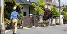 近所をウオーキングしているシニア男性の後ろ姿