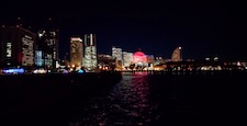 海とみなとみらいの夜景