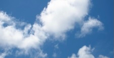 青空を流れる白い雲