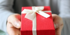Photographing the joy of giving gifts on anniversaries with the concept of a gift box