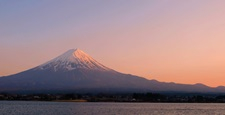 夕暮れの富士山（河口湖畔より）